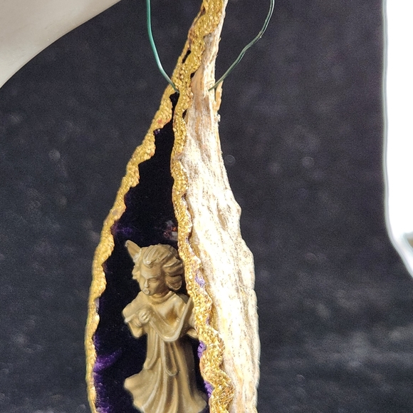 Mid-century Teardrop Shaped Shell Diorama Angel Ornament - Picture 8 of 11